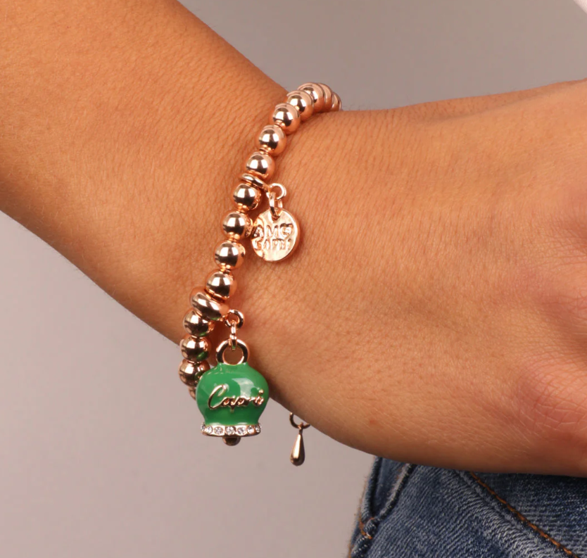 amo capri - Bracciale in Metallo con campanella portafortuna verde e scritta Capri