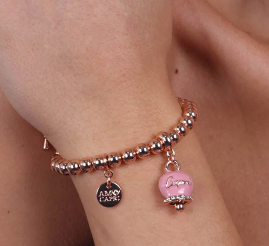 amo capri - Bracciale in Metallo maglia a sfere, con campanella scritta capri pendente impreziosita da cristalli e smalto rosa