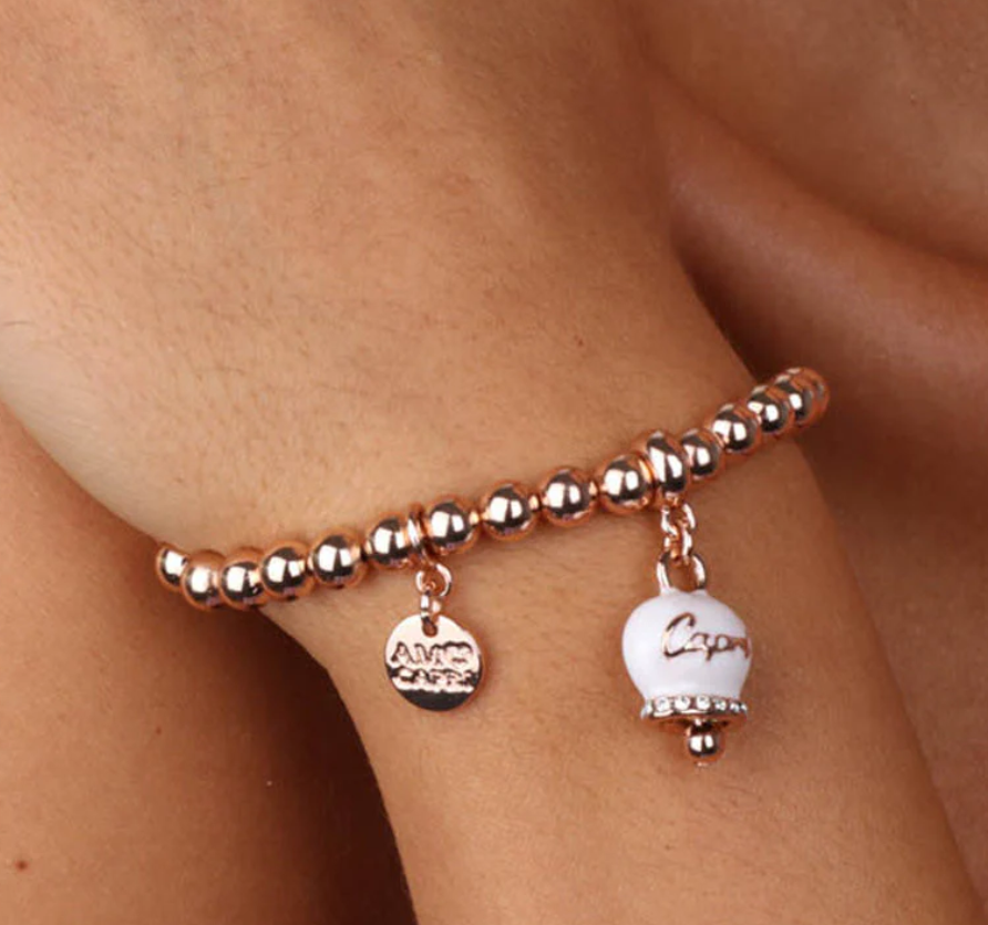 amo capri - Bracciale in Metallo maglia a sfere, con campanella scritta capri pendente impreziosita da cristalli e smalto bianco